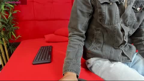 Snapshot of elena_and_derek chatting on 01/05/25, 07:28 Elena Derek online show from 01/05/25, 07:28