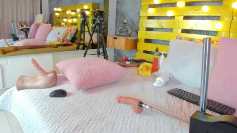 Elena online show from 02/15/25, 10:21