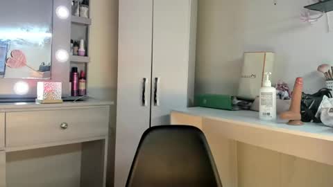 Snapshot of elettra_bennet chatting on 05/19/26, 01:56 elettra_bennet online show from 05/19/26, 01:56
