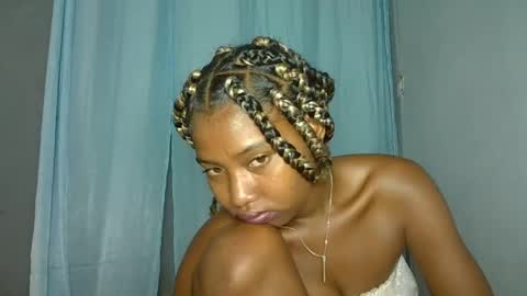 Snapshot of elia011 chatting on 01/19/25, 01:10 elia011 online show from 01/19/25, 01:10