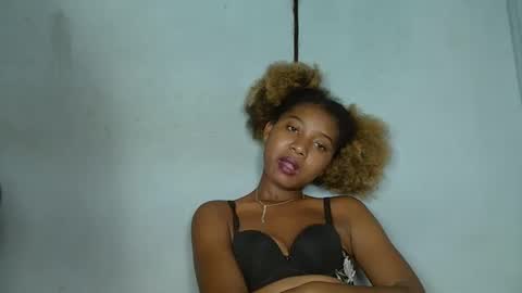 Snapshot of elia011 chatting on 02/09/25, 01:22 elia011 online show from 02/09/25, 01:22