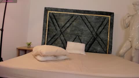 Snapshot of elianreed chatting on 11/11/25, 12:27 Your favorite Boy online show from 11/11/25, 12:27