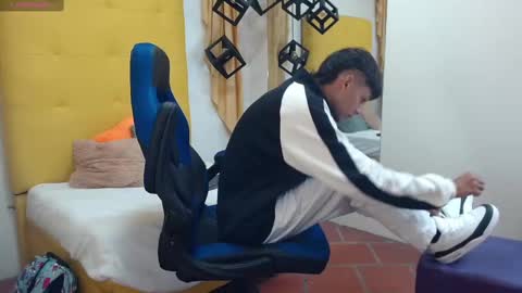 Snapshot of eliasblue chatting on 03/04/25, 04:06 E L I A S online show from 03/04/25, 04:06