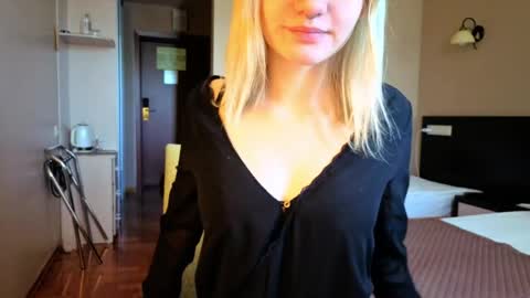 elieiza_xo online show from 06/01/26, 08:38