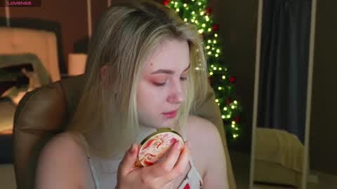 Snapshot of elina_nortas chatting on 12/27/24, 01:11 Elina online show from 12/27/24, 01:11