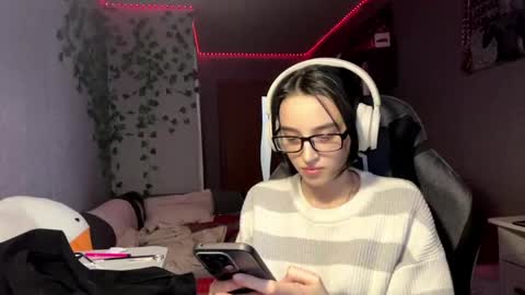 Snapshot of elinorashfield chatting on 06/09/26, 10:49 Milica online show from 06/09/26, 10:49