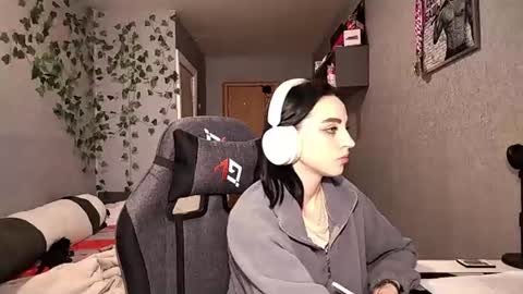 Snapshot of elinorashfield chatting on 06/19/26, 09:13 Milica online show from 06/19/26, 09:13