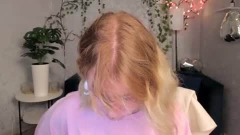 Snapshot of elira_vane chatting on 06/22/26, 03:08 Elira Vane online show from 06/22/26, 03:08