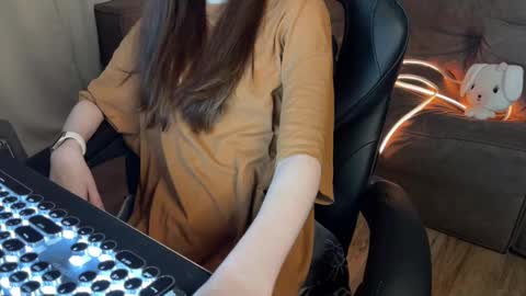 Snapshot of elisa_north chatting on 03/11/25, 01:59 Elisa North online show from 03/11/25, 01:59