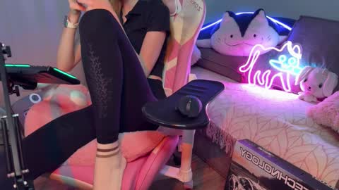 Snapshot of elisa_north chatting on 10/03/25, 12:35 Elisa North online show from 10/03/25, 12:35