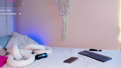 Snapshot of elise_diamond chatting on 04/23/26, 01:02 Elise diamond online show from 04/23/26, 01:02