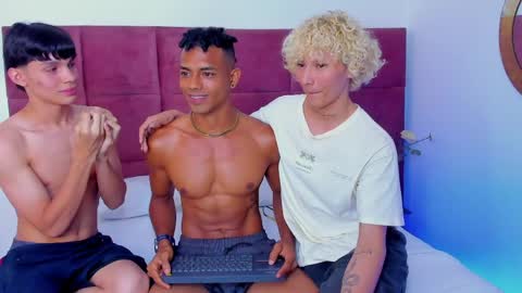 Valentino Konny y Jhon online show from 04/10/26, 08:24