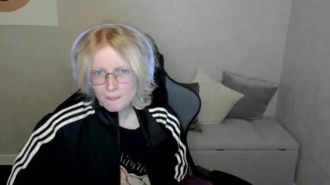 Elizabeth online show from 09/09/25, 01:27