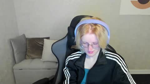 Elizabeth online show from 09/21/25, 01:18