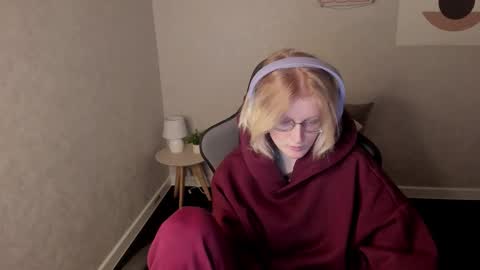 Elizabeth online show from 11/22/25, 01:26