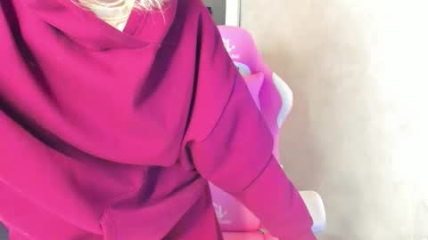 Elizabeth online show from 12/01/25, 12:59