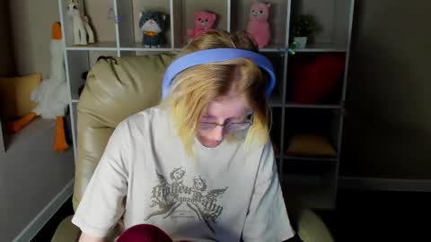 Elizabeth online show from 12/18/25, 01:33