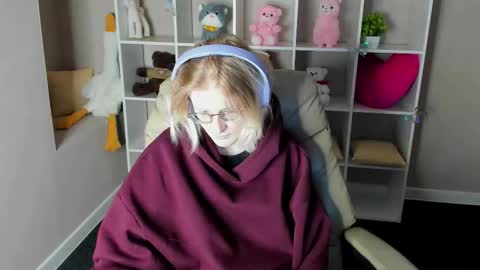 Elizabeth online show from 12/19/25, 01:01