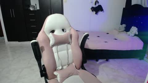 Snapshot of elizabeth_rose02 chatting on 10/17/25, 01:42 Elizabeth online show from 10/17/25, 01:42