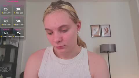 Snapshot of elizabethandersen chatting on 06/17/26, 01:08 Elizabeth online show from 06/17/26, 01:08