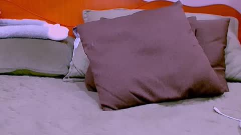 Ella  online show from 11/04/25, 07:51