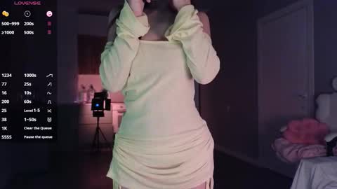 Snapshot of ella_lee15 chatting on 09/24/25, 02:26 Lee online show from 09/24/25, 02:26