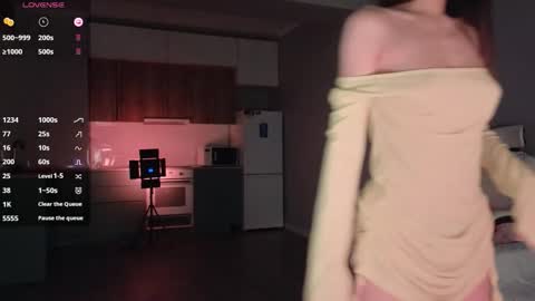 Snapshot of ella_lee15 chatting on 10/31/25, 02:45 Lee online show from 10/31/25, 02:45