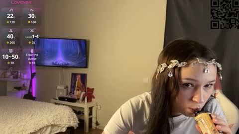 Snapshot of ella_simons chatting on 11/13/25, 01:48 ella_simons online show from 11/13/25, 01:48