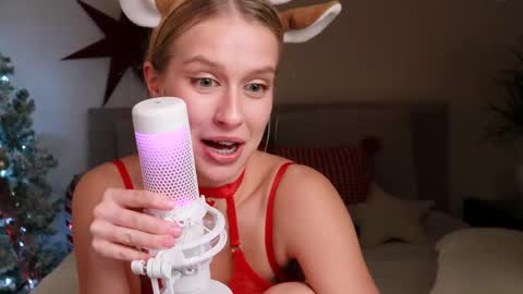 Snapshot of ella_twinkle chatting on 12/13/24, 01:26 Ella online show from 12/13/24, 01:26