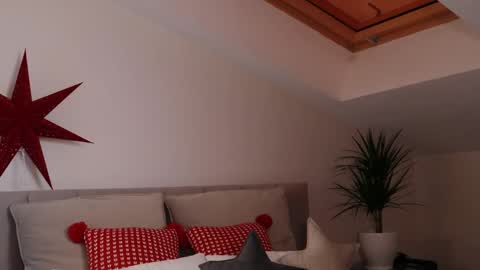 Snapshot of ella_twinkle chatting on 12/13/24, 11:06 Ella online show from 12/13/24, 11:06