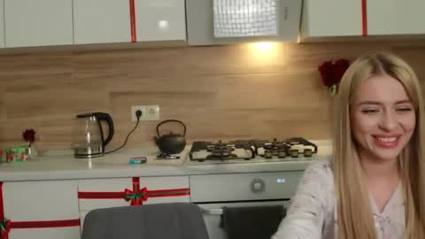 Snapshot of ella_twinkle chatting on 12/18/24, 06:57 Ella online show from 12/18/24, 06:57