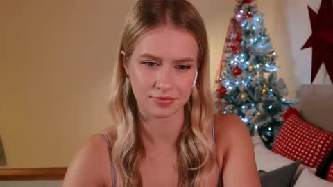 Snapshot of ella_twinkle chatting on 12/22/24, 07:52 Ella online show from 12/22/24, 07:52