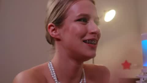 Snapshot of ella_twinkle chatting on 01/18/25, 01:52 Ella online show from 01/18/25, 01:52