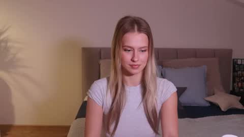 Snapshot of ella_twinkle chatting on 01/25/25, 07:39 Ella online show from 01/25/25, 07:39