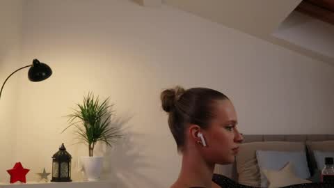 Snapshot of ella_twinkle chatting on 02/09/25, 10:21 Ella online show from 02/09/25, 10:21