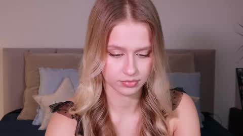 Snapshot of ella_twinkle chatting on 02/22/25, 07:36 Ella online show from 02/22/25, 07:36