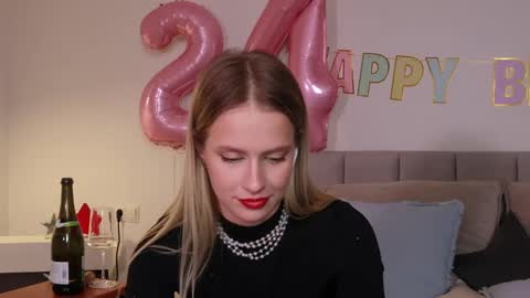 Snapshot of ella_twinkle chatting on 03/01/25, 10:42 Ella online show from 03/01/25, 10:42