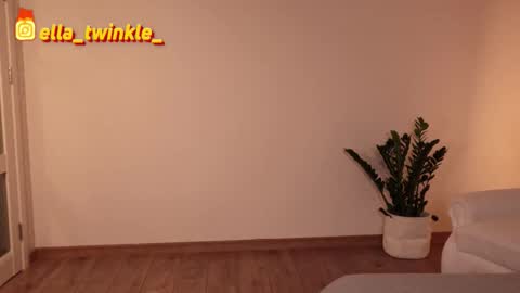 Snapshot of ella_twinkle chatting on 09/14/25, 06:18 Ella online show from 09/14/25, 06:18