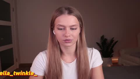 Snapshot of ella_twinkle chatting on 10/18/25, 05:35 Ella online show from 10/18/25, 05:35