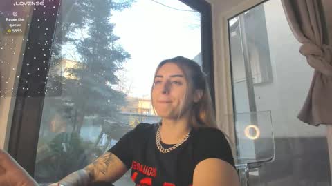 ella_vee online show from 12/19/25, 06:31