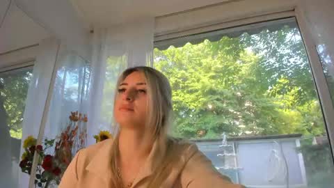 Snapshot of ella_vee chatting on 05/11/26, 04:40 ella_vee online show from 05/11/26, 04:40