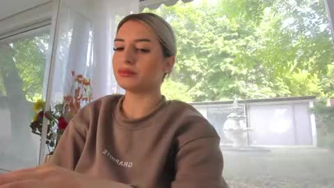 Snapshot of ella_vee chatting on 05/14/26, 07:37 ella_vee online show from 05/14/26, 07:37