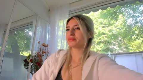 Snapshot of ella_vee chatting on 05/15/26, 05:47 ella_vee online show from 05/15/26, 05:47