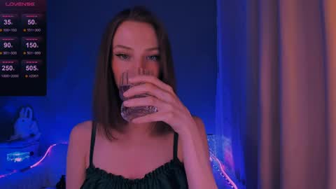 ellaamber online show from 04/08/26, 12:32