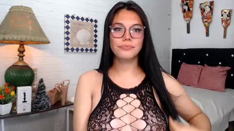 Snapshot of ellahollywood1818 chatting on 02/11/25, 01:41 CINDERELLA online show from 02/11/25, 01:41