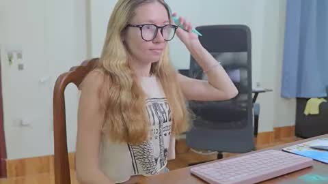 Snapshot of ellcrys chatting on 10/13/25, 10:43 im Elsa lets go Subscribe to my OF and Youtube -35 online show from 10/13/25, 10:43