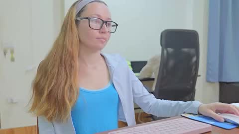 Snapshot of ellcrys chatting on 10/25/25, 10:15 im Elsa lets go Subscribe to my OF and Youtube -35 online show from 10/25/25, 10:15