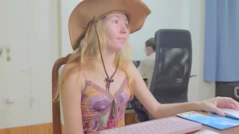 Snapshot of ellcrys chatting on 10/30/25, 09:48 im Elsa lets go Subscribe to my OF and Youtube -35 online show from 10/30/25, 09:48