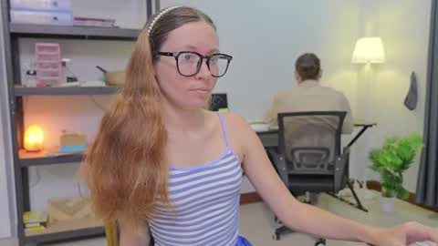 Snapshot of ellcrys chatting on 11/12/25, 10:09 im Elsa lets go Subscribe to my OF and Youtube -35 online show from 11/12/25, 10:09