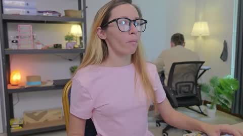 Snapshot of ellcrys chatting on 11/22/25, 03:27 im Elsa lets go Subscribe to my OF and Youtube -35 online show from 11/22/25, 03:27